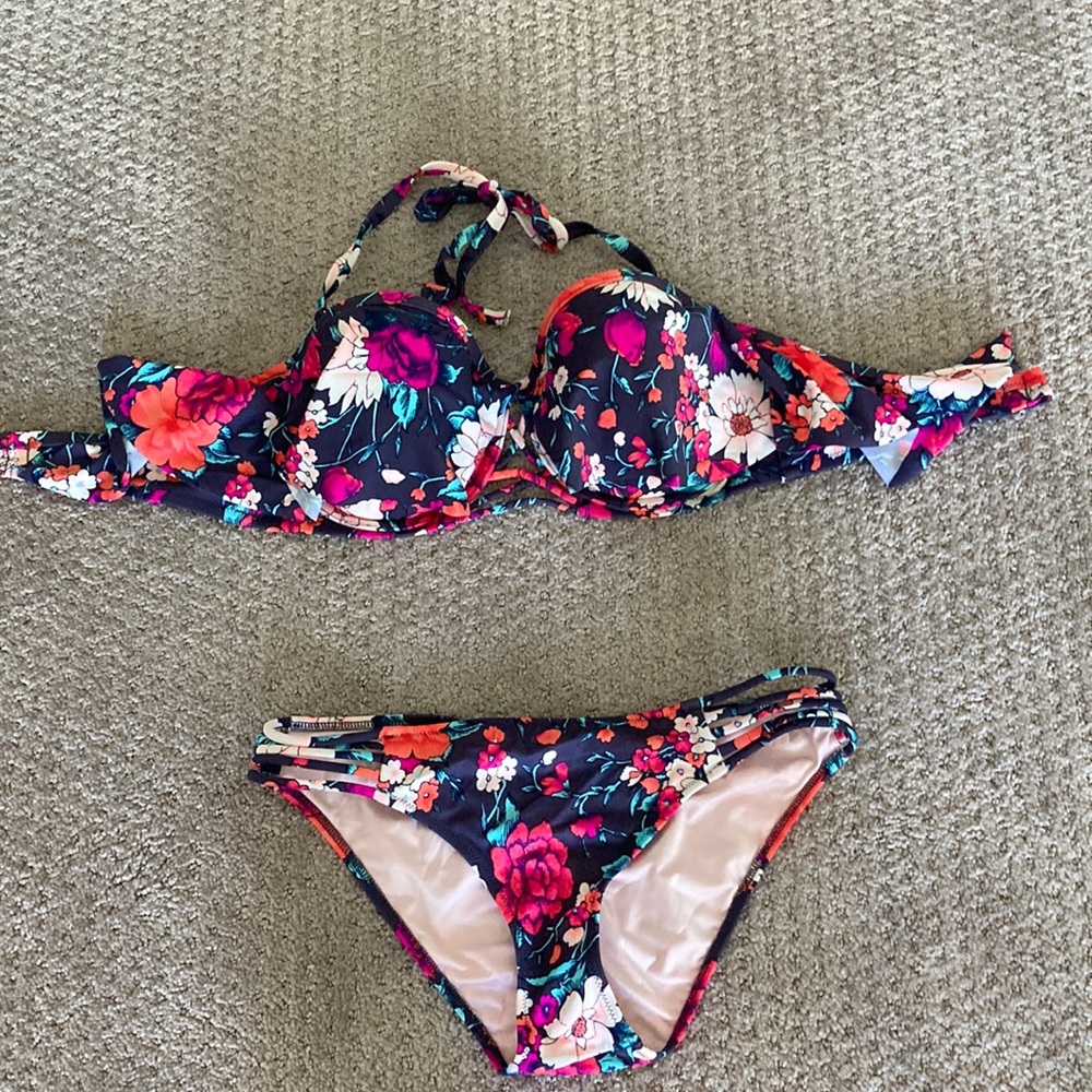 Ruffled bikini top 34 D bottom small willing to sell separately make an offer